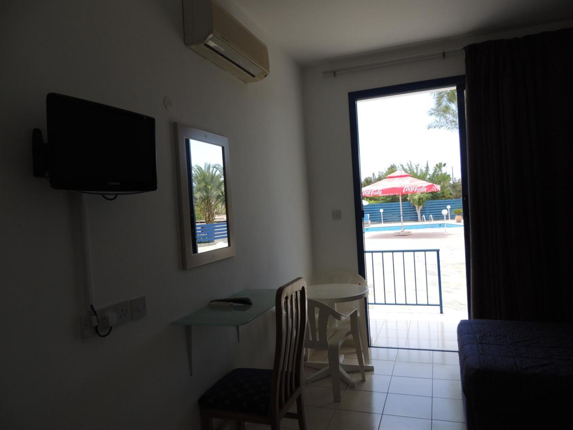 West End Hotel Peyia Phòng bức ảnh