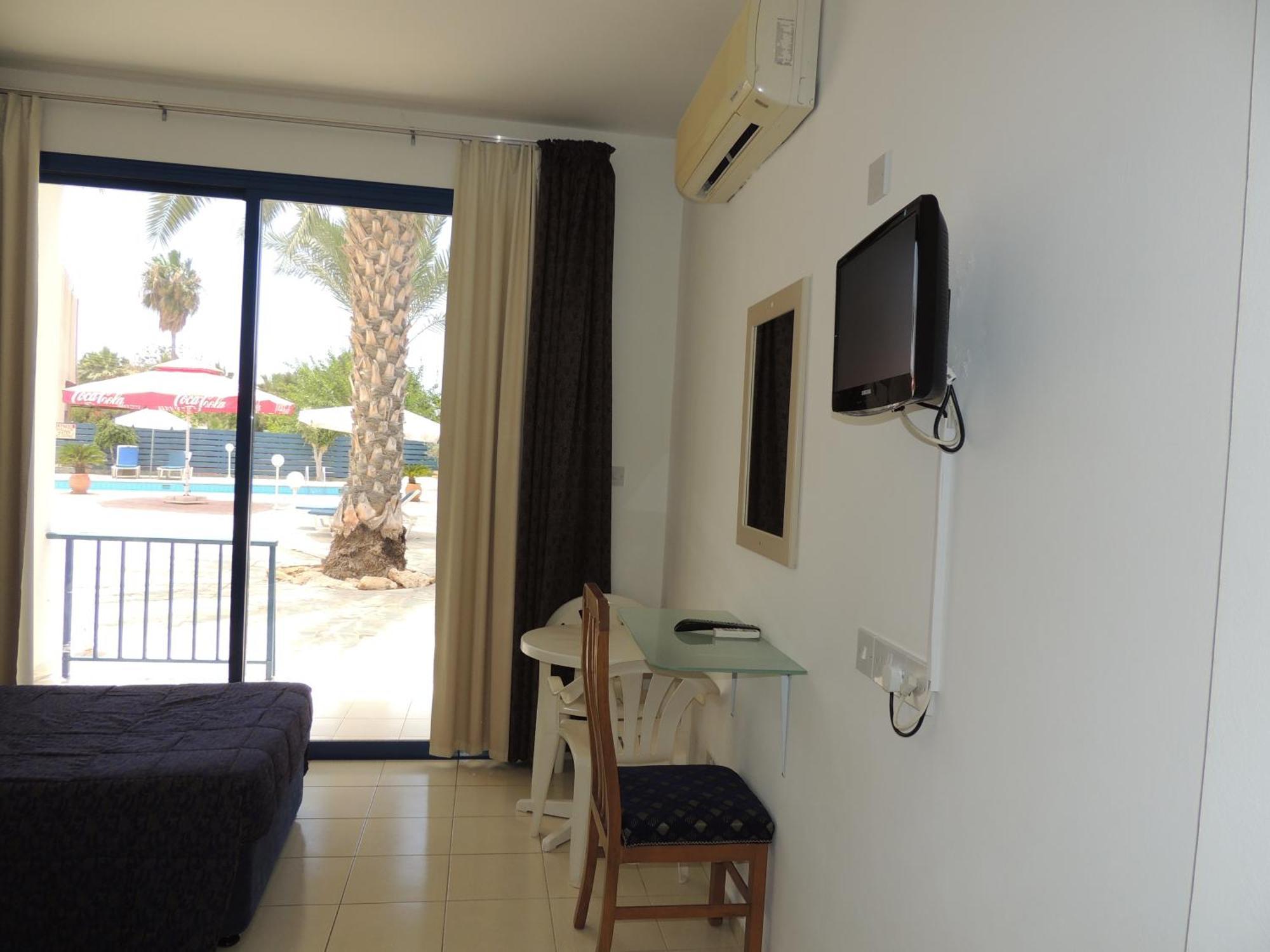 West End Hotel Peyia Phòng bức ảnh