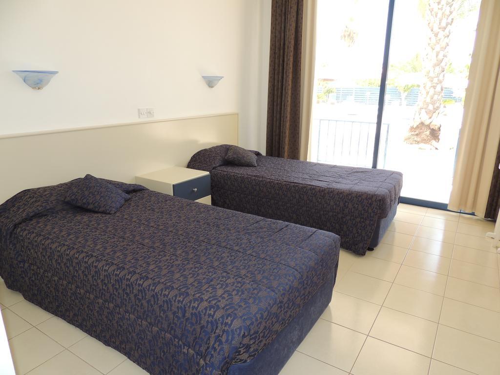 West End Hotel Peyia Phòng bức ảnh