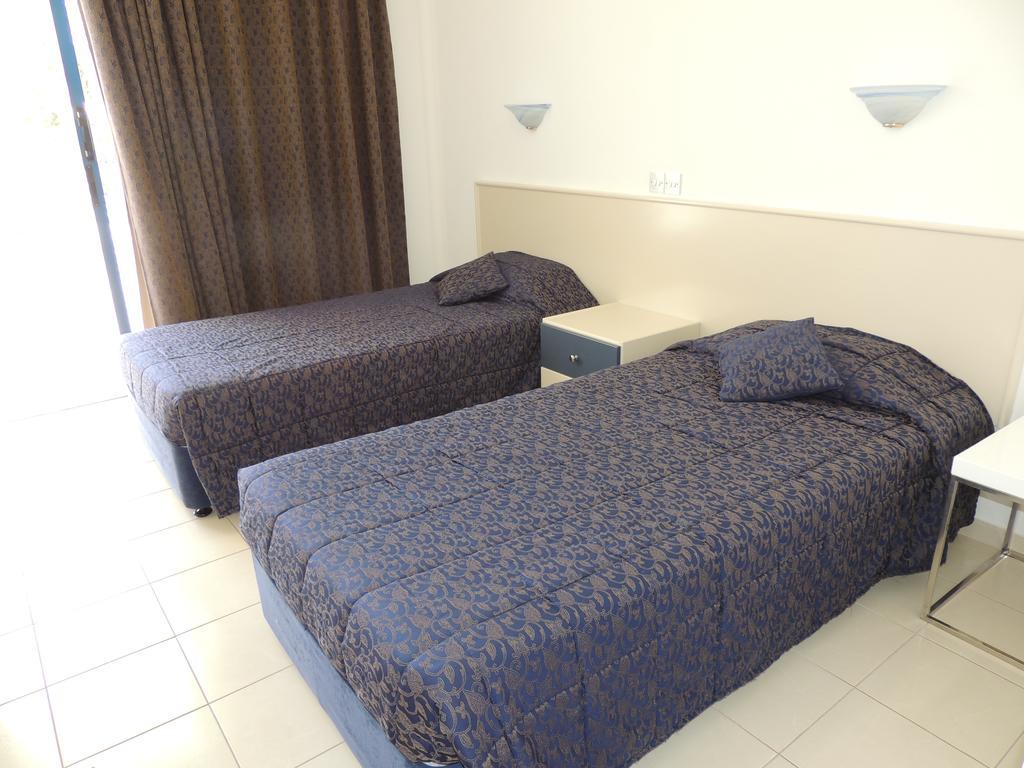 West End Hotel Peyia Phòng bức ảnh
