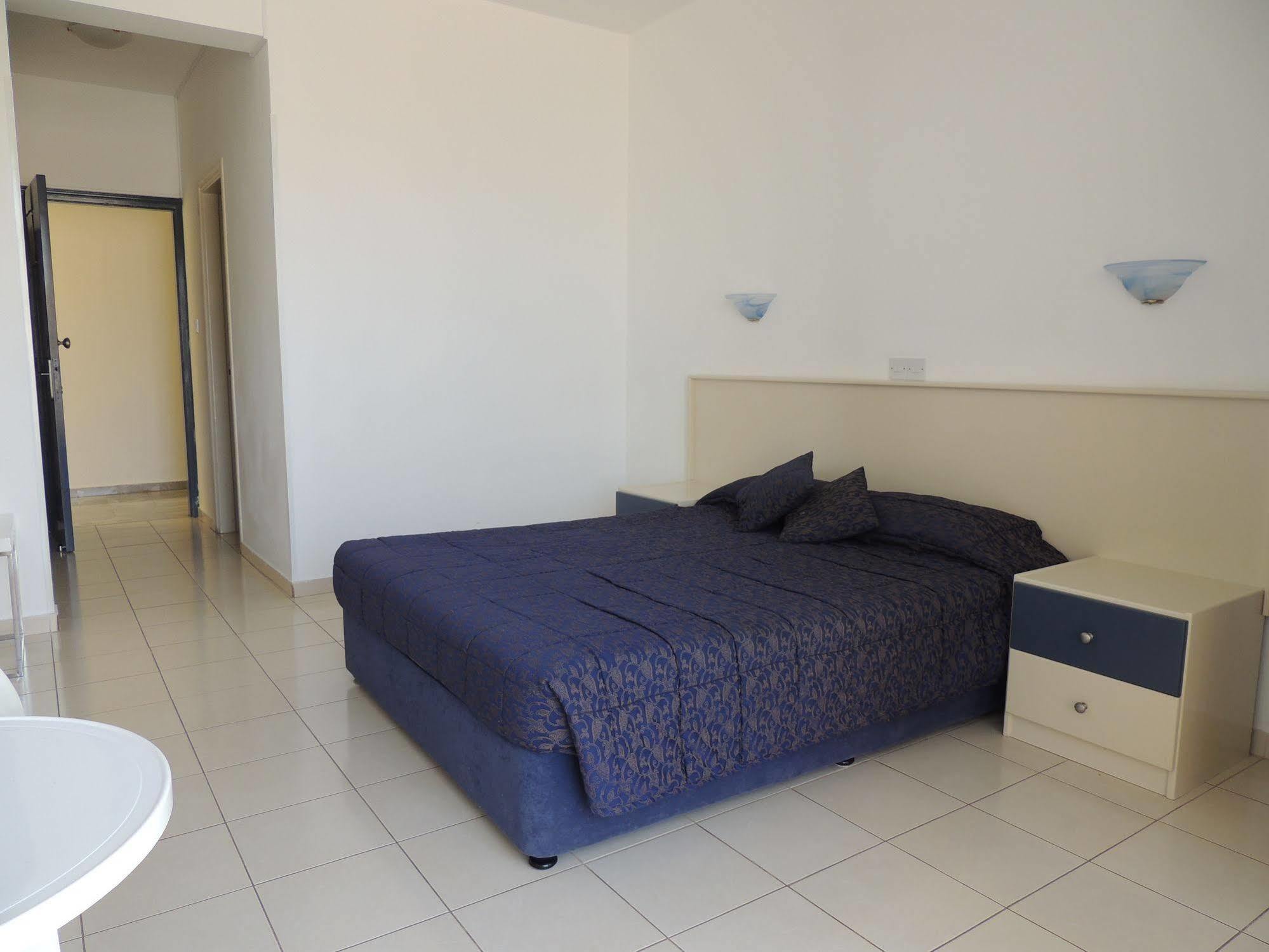 West End Hotel Peyia Ngoại thất bức ảnh